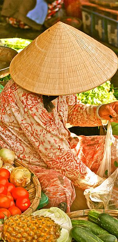 Frau am Markt in Hanoi Vietnam