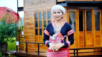 Tai Lue in traditioneller Kleidung