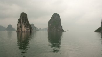 Halongbucht im Nebel Vietnam UNESCO Weltnaturerbe Indochina