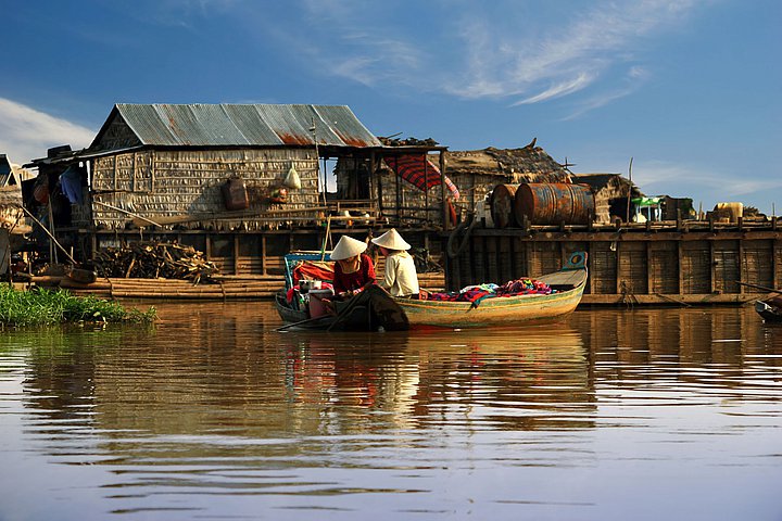 Boot vor einem Fischerdorf am Tonle Sap