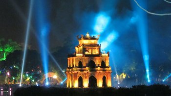Turtle Tower im Hoan Kiem See Vietnamreise Hanoi Indochina
