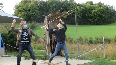 an Themenplätzen im Archäopark versuchen wir uns an den Techniken der Steinzeitmenschen - hier beim Wurf mit der Speerschleuder an Themenplätzen im Archäopark versuchen wir uns an den Techniken der Steinzeitmenschen - hier beim Wurf mit der Speerschleuder