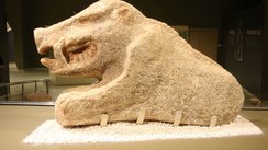 Urfa Museum - neuer Fund 2023 - das Wildschwein vom Göbekli Tepe - die älteste gefundene bemalte frühneolithische Statue