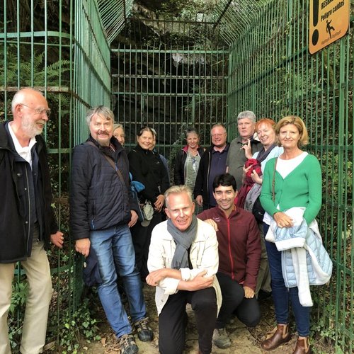 Die Reisegruppe 2022 vor der Höhle El Pendo in Nordspanien