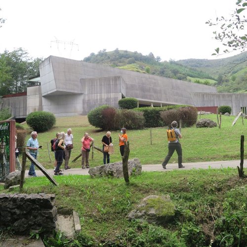 Zugang zur Nachbildung der Höhle von Ekain