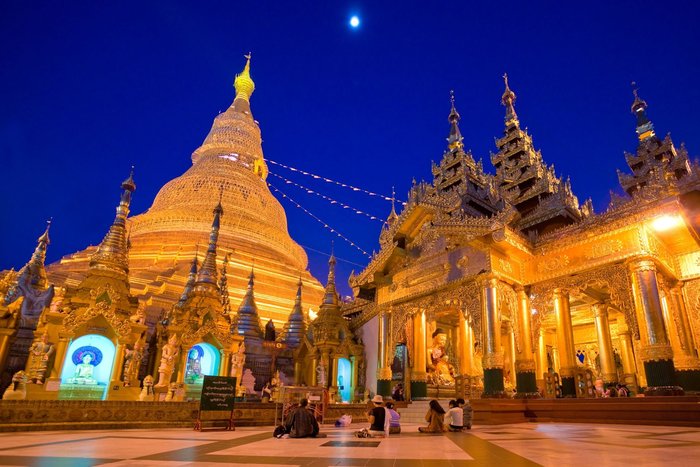 goldglänzende Shwedagonpagode in Yangon