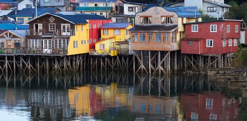 Stelzenhäuser auf der Insel Chiloe in Chile vor Puerto Montt
