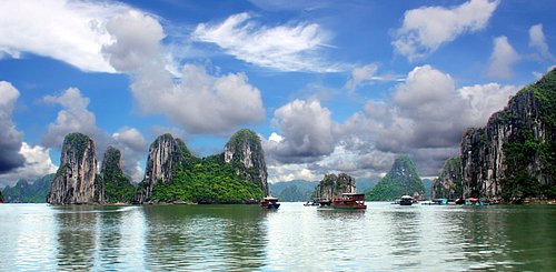 Die Halong Bucht. UNESCO Weltnaturerbe und eines der Highlights bei einer klassischen Vietnamrundreise.