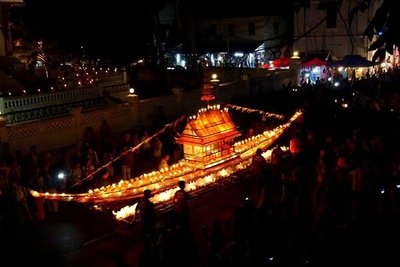beleuchtetes Boot beim Lichterfest Lhai Heua Fai Luang Prabang