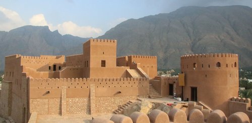 majestätische Festung Nachl über der Oase Oman