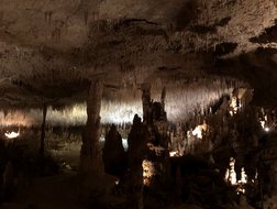 In Cougnac gibt es unzählige geologische Formationen und kunstvolle Darstellungen aus dem Jungpaläolithikum - Hirsche, Mammuts, Steinböcke ...