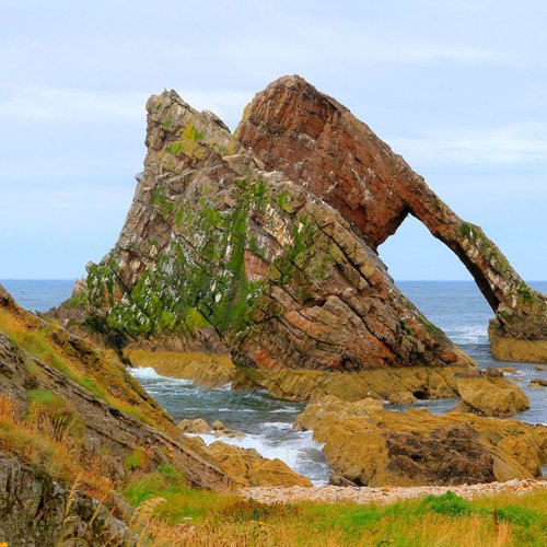 Portknockie hier steht die außergewöhnliche Felsformation Bow Fiddle Rock im Meer