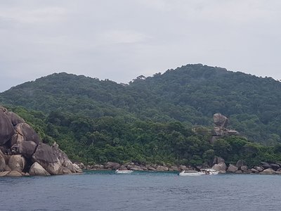 glattgeschliffene Felsen auf den Similand Islands