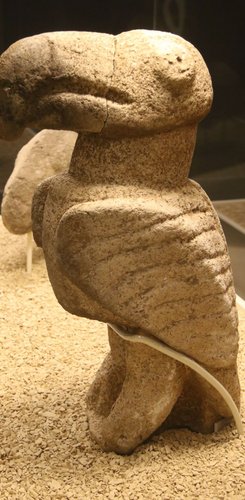 Urfa Archäologisches Museum - ganz neu ausgestellt der Geier gefunden 2023 Karahantepe