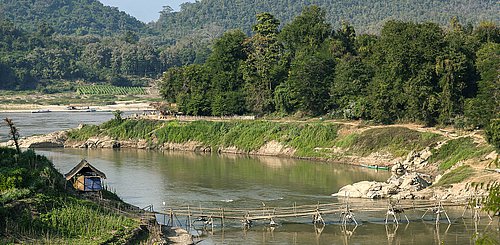 Bruecke ueber den Nam Khan Fluss in Luang Prabang Laos Indochina