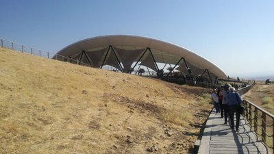 Der überdachte Grabungsbereich  von Göbekli Tepe