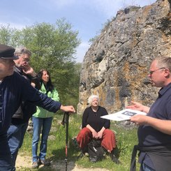 Ingmar Braun bei den Erklärungen vor dem Vogelherd