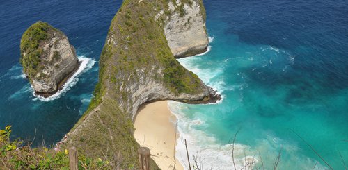 Nusa Penida Kelingking Beach - beliebter Panoramaaussichtspunkt für tolle Photos