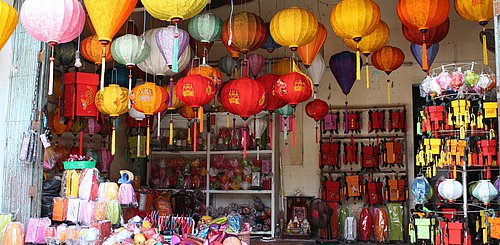 Hoian - typische Seidenlaternen werden in der Altstadt verkauft