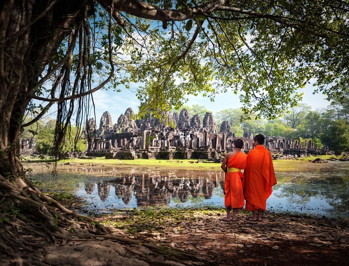 Moenche vor Ta Phrom in Angkor bei Siem Reap Kambodscha Indochina