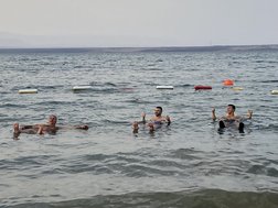 ein besonderes Erlebnis - Treiben im salzhaltigen Toten Meer Jordanien