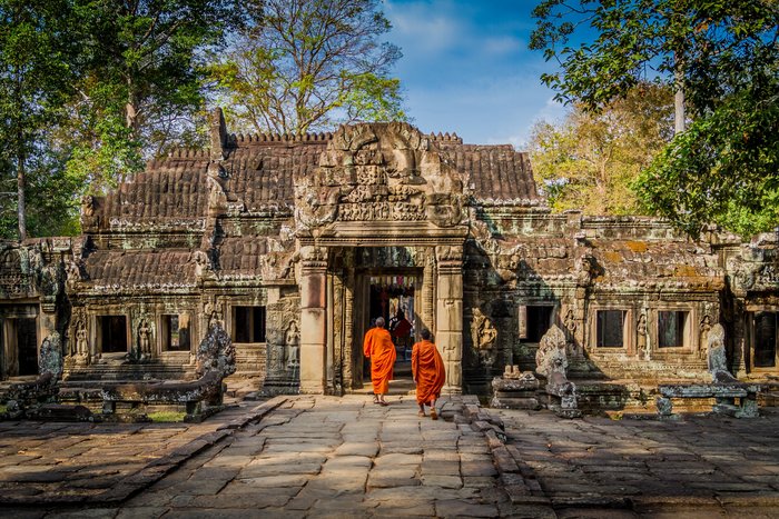 Moenche vor Angkor Wat in Kambodscha UNESCO Weltkulturerbe in Indochina Asien