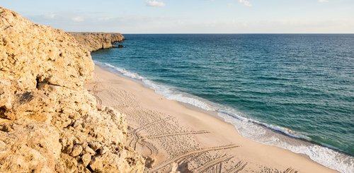 Strand in Ras al Jinz beim Schildkrötenreservat mit Schildkrötenspuren