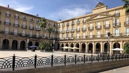 Plaza Nueva Altstadt Bilbao - gleich hinter dem Sercotel Arenal. In den Arcaden befinden sich zahlreiche Pinxosbars
