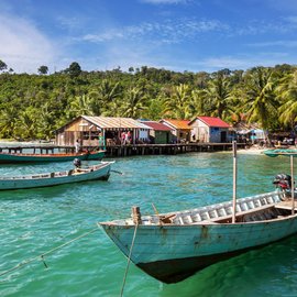 Fischerboote im Meer in Keo - ein Aufenthalt am Strand gehört besonders bei Individualreisen zum Kambodscha-Urlaub dazu